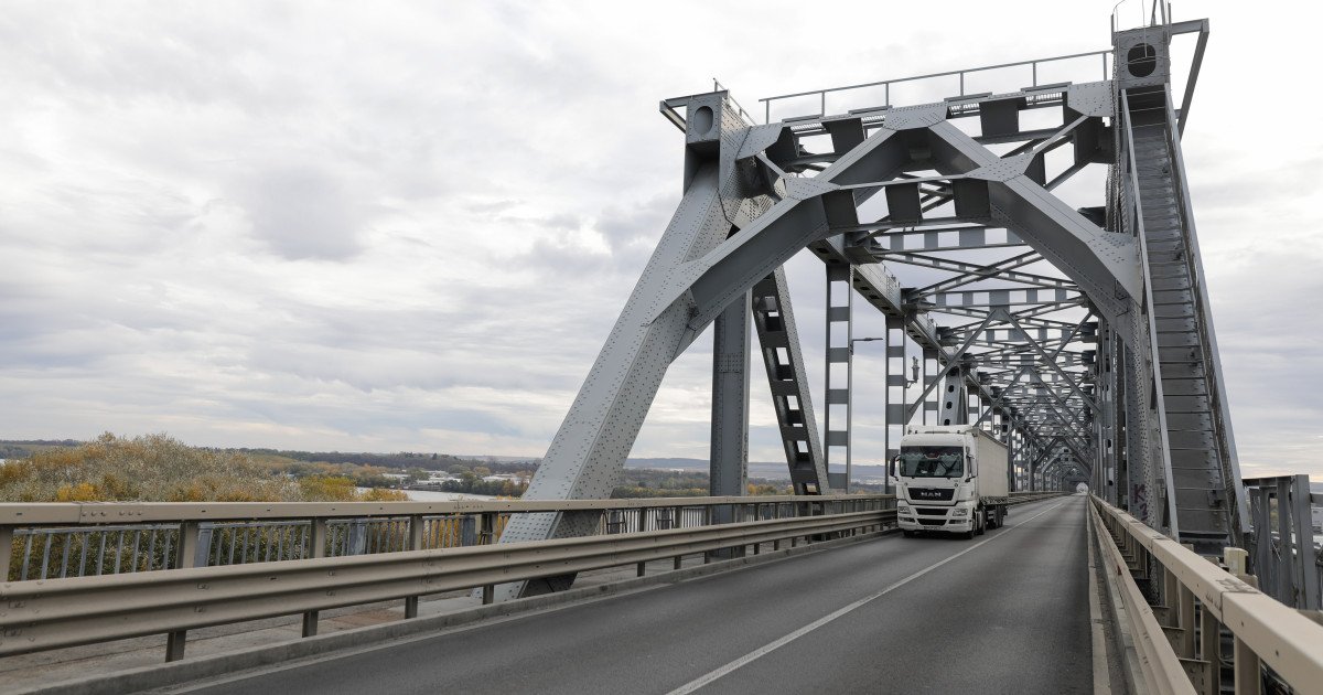 Licitația pentru Podul Giurgiu-Ruse a fost lansată: 8,6 – 11,6 milioane de lei pentru repararea unui simbol al legăturii româno-bulgare Compania Națională de Administrare a Infrastructurii Rutiere (CNAIR) a dat startul licitației pentru proiectarea și execuția lucrărilor de reabilitare a Podului Giurgiu-Ruse, esențial pentru legătura rutieră dintre România și Bulgaria