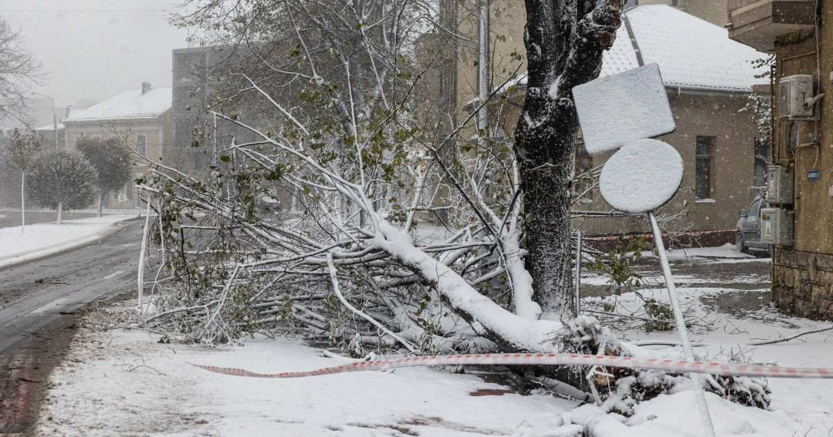 Coduri de vreme severă: Ninsori viscolite și vânt puternic în aproape toată țara Administrația Națională de Meteorologie (ANM) a emis noi avertizări de cod galben și portocaliu, care vizează ninsori intense și viscol în mai mult de jumătate din România, avertizând că fenomenele meteo severe vor persista până mâine dimineață