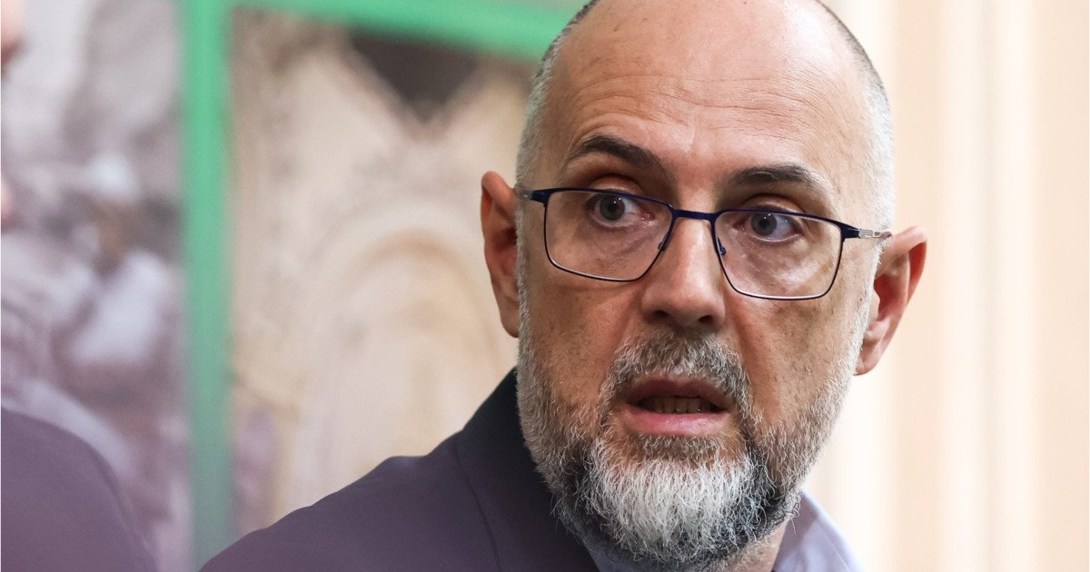 Kelemen Hunor anunță reduceri de taxe: „Suprataxarea mașinilor trebuie rezolvată” Liderul UDMR, Kelemen Hunor, a anunțat o serie de reduceri de taxe în cadrul Coaliției de Guvernare, ca răspuns la nemulțumirile exprimate de populație în urma majorărilor de impozite de la începutul anului