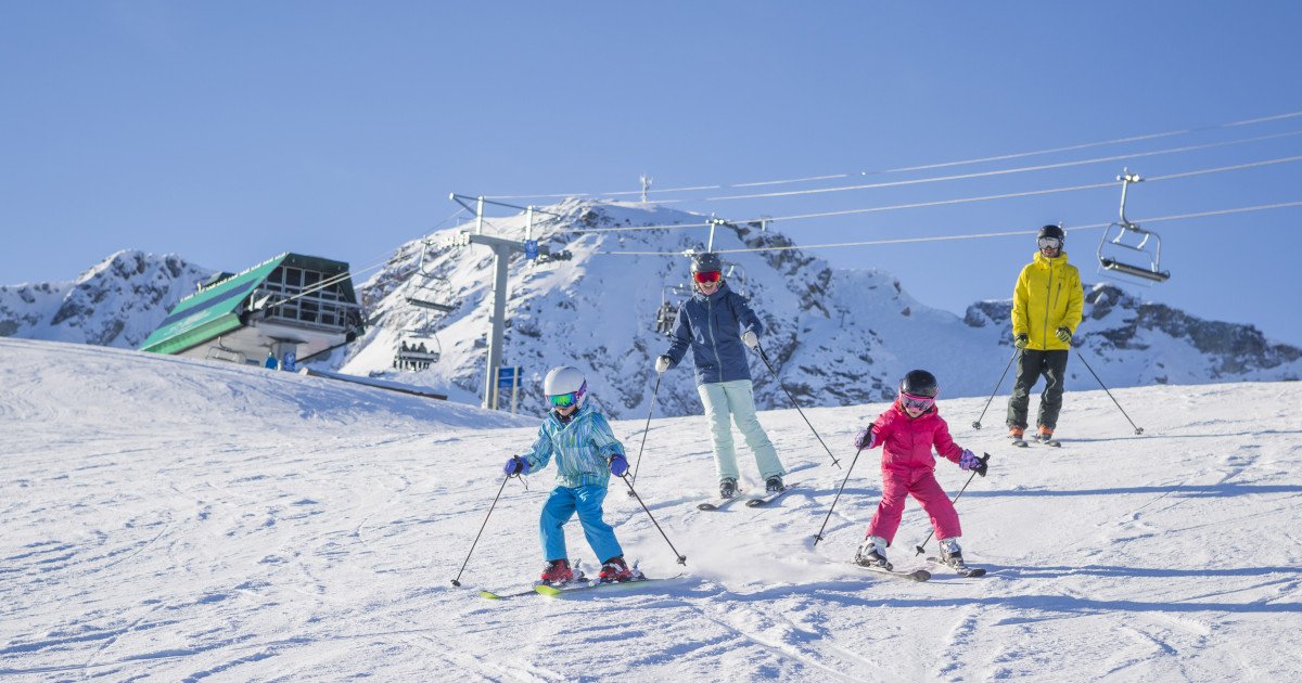 Vacanța de schi va începe în februarie 2026: elevii din diverse județe vor avea perioade diferite de liber Vacanța de schi din anul 2026 va avea loc între 9 februarie și 1 martie, conform structurii anului școlar 2025-2026