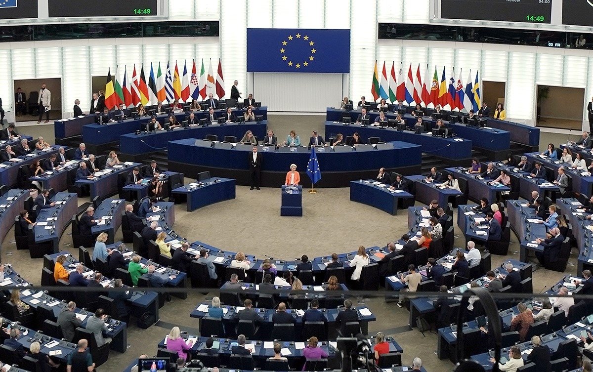 Eurodeputații au aprobat joi un pachet de măsuri istorice menite să sprijine Ucraina în fața agresiunii militare a Rusiei, punând la dispoziție un împrumut de 90 de miliarde de euro din fondurile Uniunii Europene