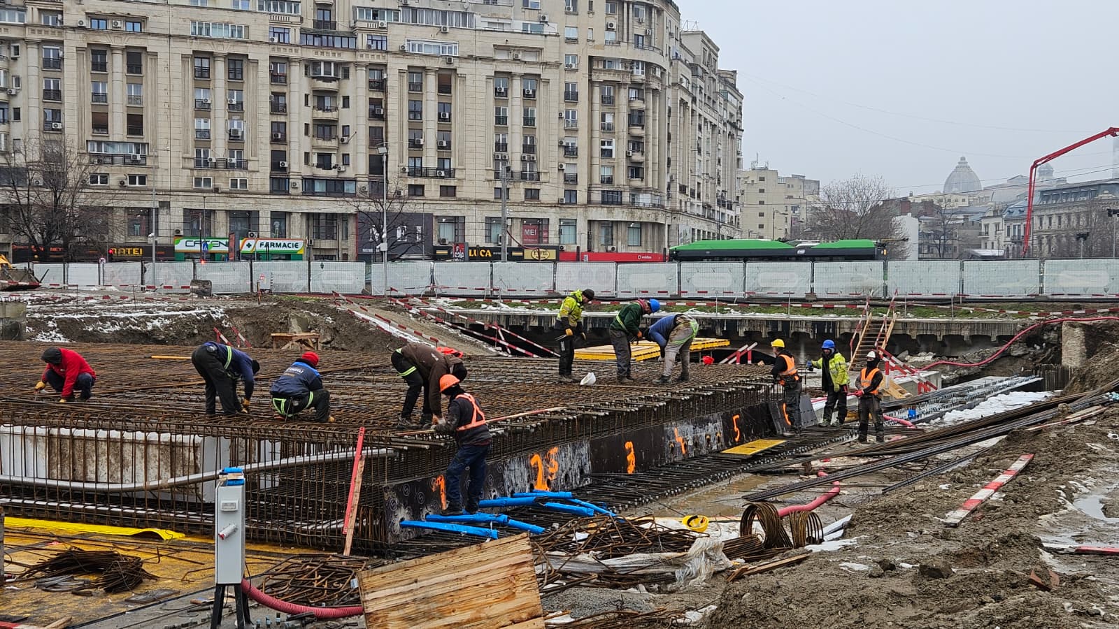 Progres semnificativ în modernizarea centrului orașului: peste 30% finalizat la lucrările de pe Planșeul Unirii Lucrările de reabilitare și modernizare a zonei centrale a orașului, la Planșeul Unirii, înregistrează un avans considerabil, depășind deja 30% din execuție, potrivit declarațiilor făcute de constructorii implicați