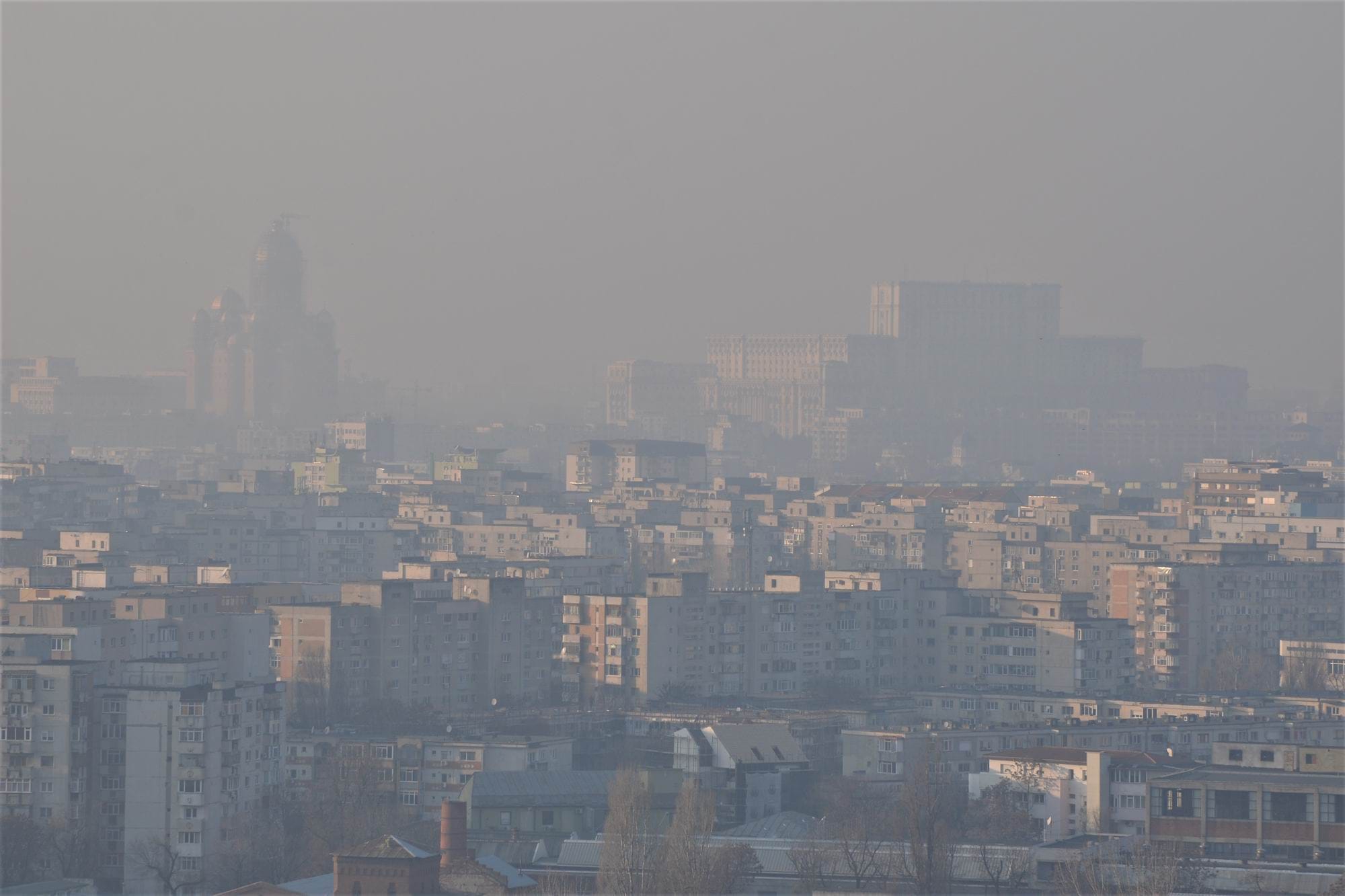 Calitatea aerului din București și Ilfov rămâne extrem de problematică în 2025, fiind sub un adevărat nor de poluare format în principal din particulele fine PM 2.5 și PM 10