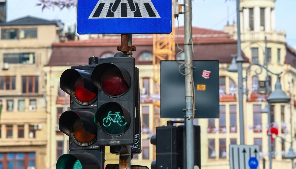 Primăria București a anunțat planurile pentru o transformare semnificativă a traficului în Capitală, investind în implementarea unui sistem de semaforizare inteligentă în 580 de intersecții