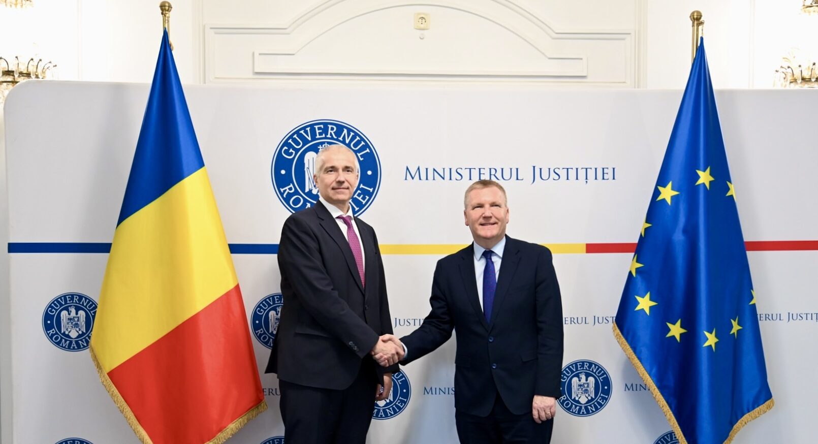 Vizită oficială a comisarului european pentru democrație, justiție și stat de drept, la București Comisarul european pentru democrație, justiție, stat de drept și protecția consumatorilor, Michael McGrath, a efectuat joi o vizită oficială în România, într-un demers menit să întărească cooperarea UE cu autoritățile române și să discute provocările din domeniul justiției și statului de drept aflate în actualitate
