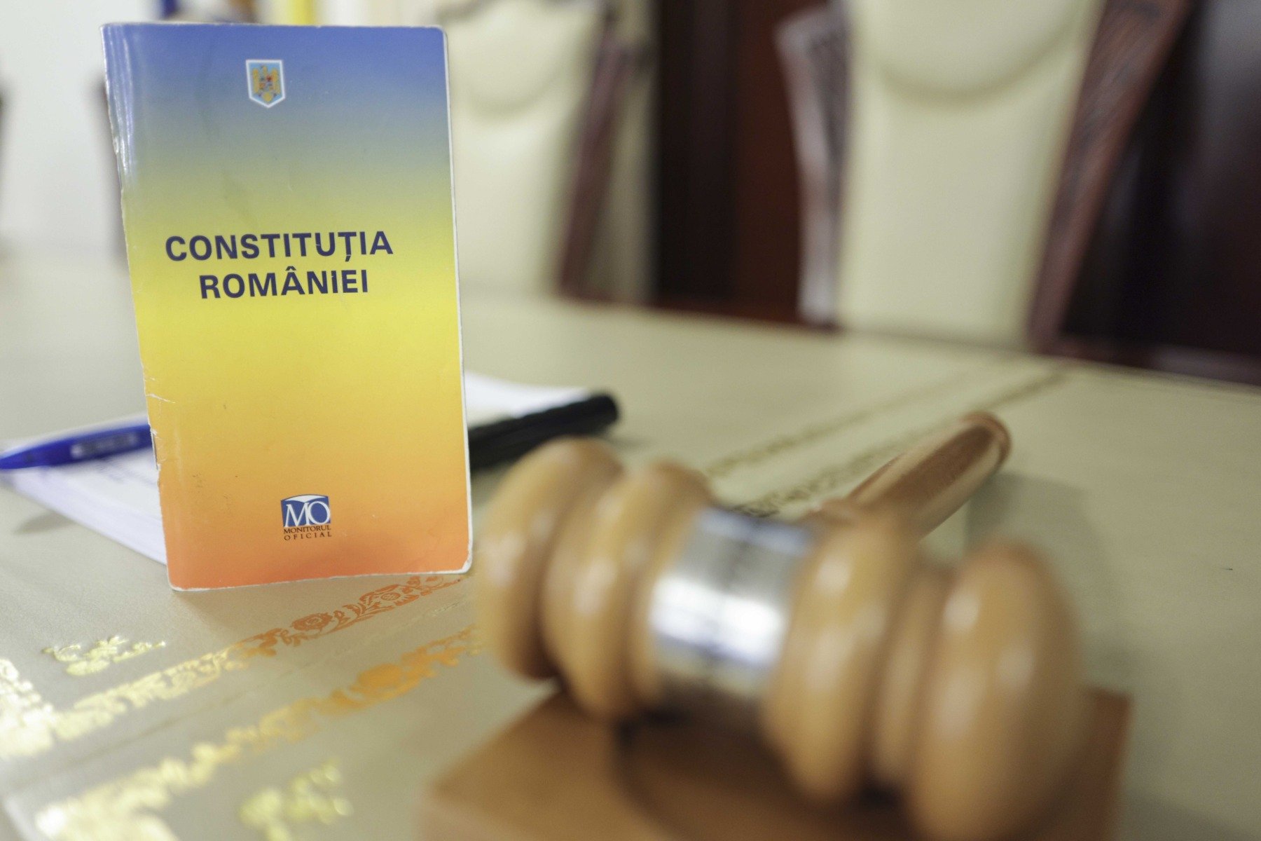 Curtea Constituțională amână, din nou, decizia privind pensiile magistraților Decizia cu privire la pensiile magistraților rămâne în aer, după ce Curtea Constituțională a decis, miercuri, să amâne pentru a doua săptămână luarea unei decizii definitive