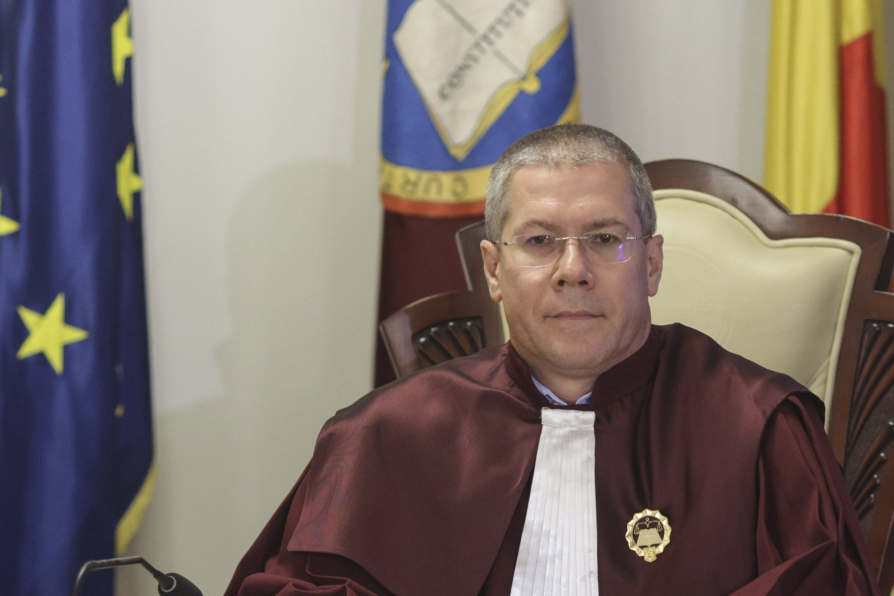 Judecătorul CCR Dacian Dragoș, recunoscut pentru implicarea intensă în cadrul Curții Constituționale, recunoaște că este adesea abordat de cetățeni în spațiile publice, întrebări care vizează, în mod special, rămânerea pensiilor speciale pentru anumite categorii