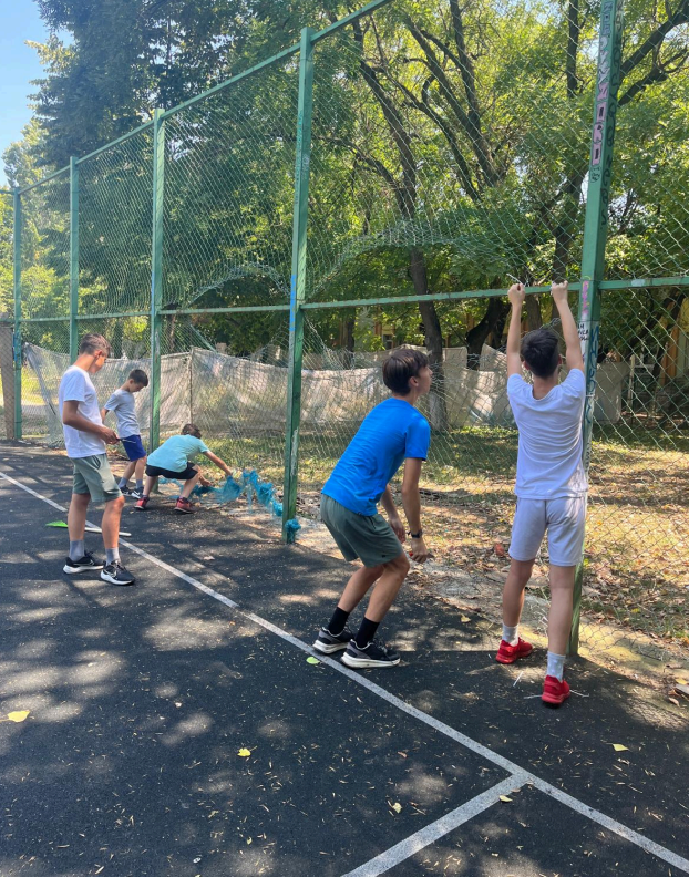 Sectorul 1: un teren de fotbal inaugurat cu poze, dar care nu exista, în actele primăriei. Copiii plătesc haosul administrativ