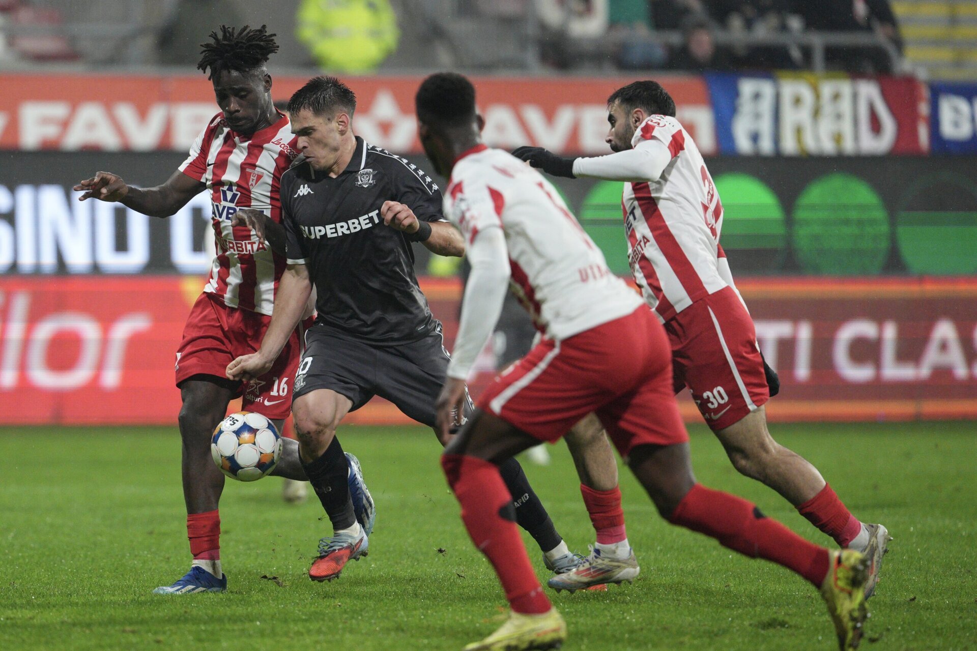 UTA continuă lupta pentru play-off în Superligă după victoria cu FC Argeș UTA arădeană își menține visele vii în ceea ce privește calificarea în play-off-ul Superligii, după ce a învins FC Argeș cu 1-0 la Mioveni