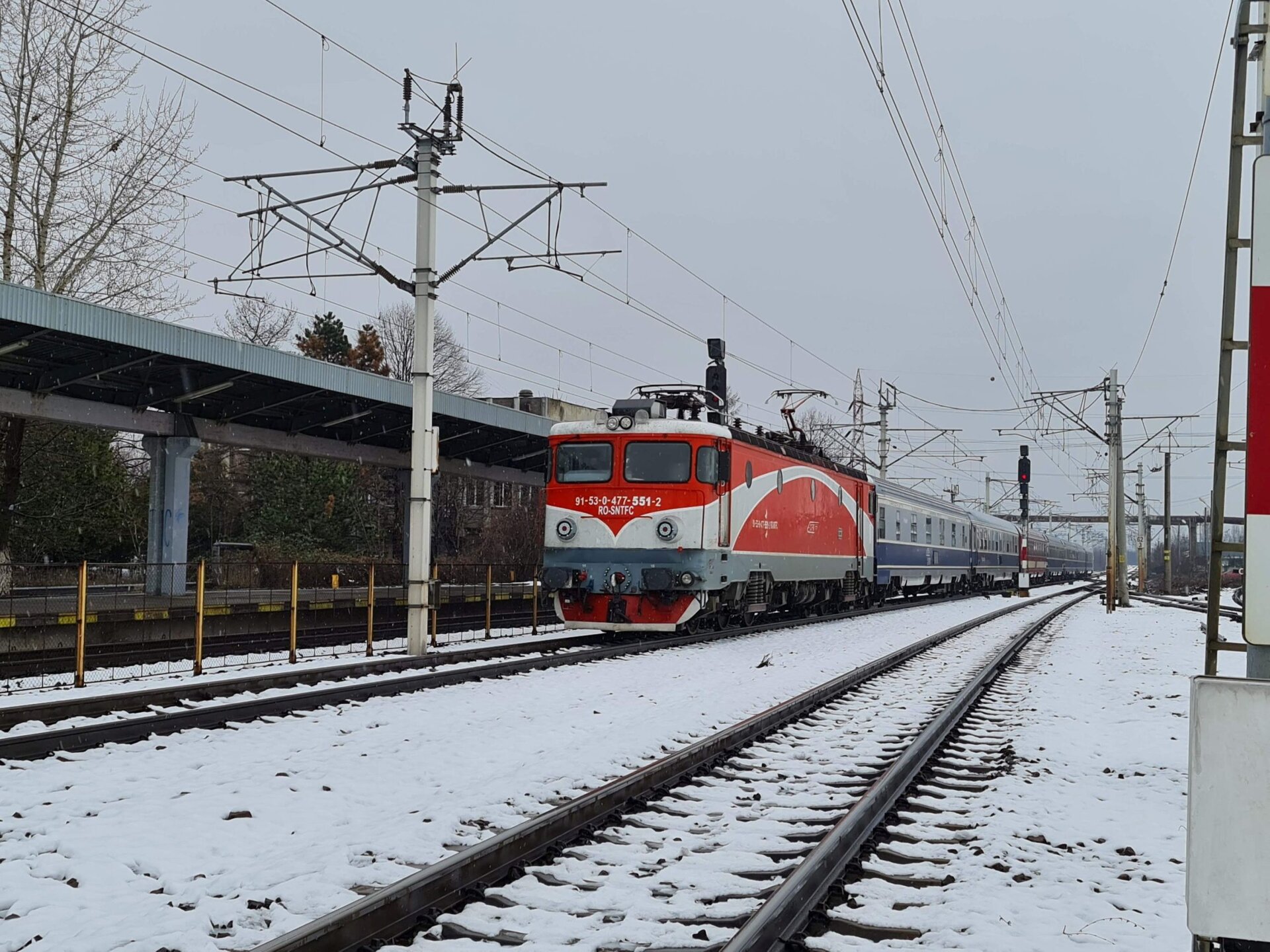 CFR Călători a anunțat astăzi anularea a peste 20 de trenuri pe fondul condițiilor meteorologice nefavorabile, care includ vânt puternic și căderi de zăpadă