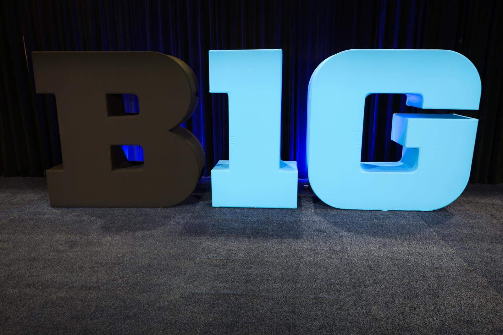 Big Ten propune un sistem de playoff cu 24 de echipe, revoluționând fotbalul universitar Conferința Big Ten a lansat un document intern care sugerează trecerea la un sistem de playoff de 24 de echipe pentru fotbalul universitar, conform unui raport al jurnalistului Pete Thamel de la ESPN