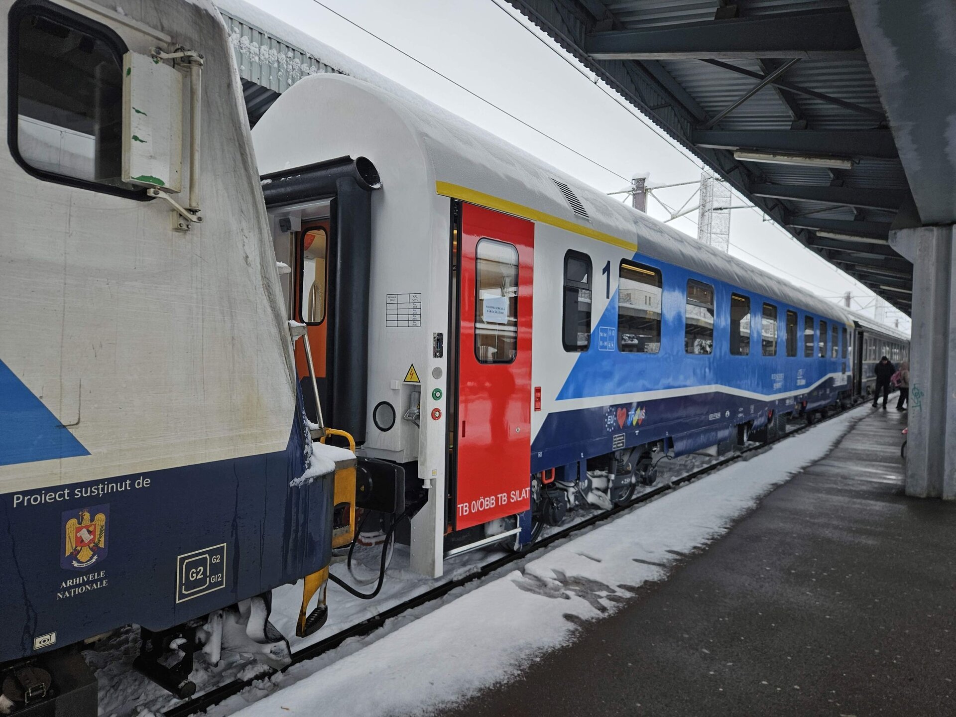 Circulația feroviară, grav afectată de viscol: Întârzieri de până la cinci ore pe rutele București-Ploiești și către Transilvania Circulația trenurilor pe linia București-Ploiești a fost complet întreruptă în această dimineață, după ce mai mulți copaci au căzut pe rețeaua de contact, din cauza viscolului puternic