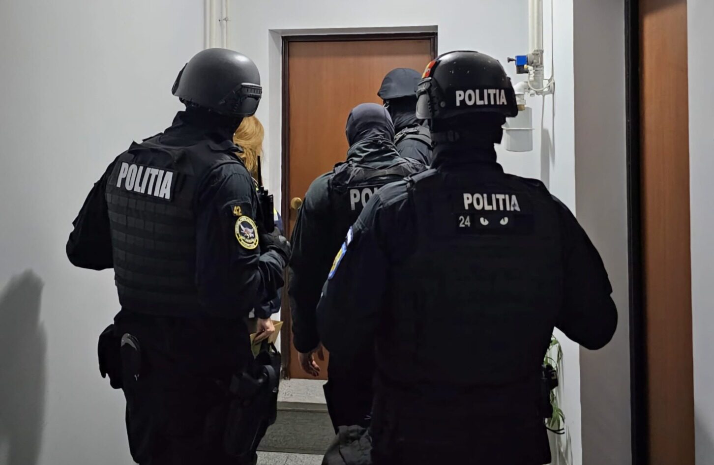 Procurorii anticorupție, într-o acțiune simultană, fac percheziții în cinci locații din capitală și județele limitrofe, în cadrul unei anchete care vizează un caz grav de evaziune fiscală, prejudiciu estimat la peste 18 milioane de lei