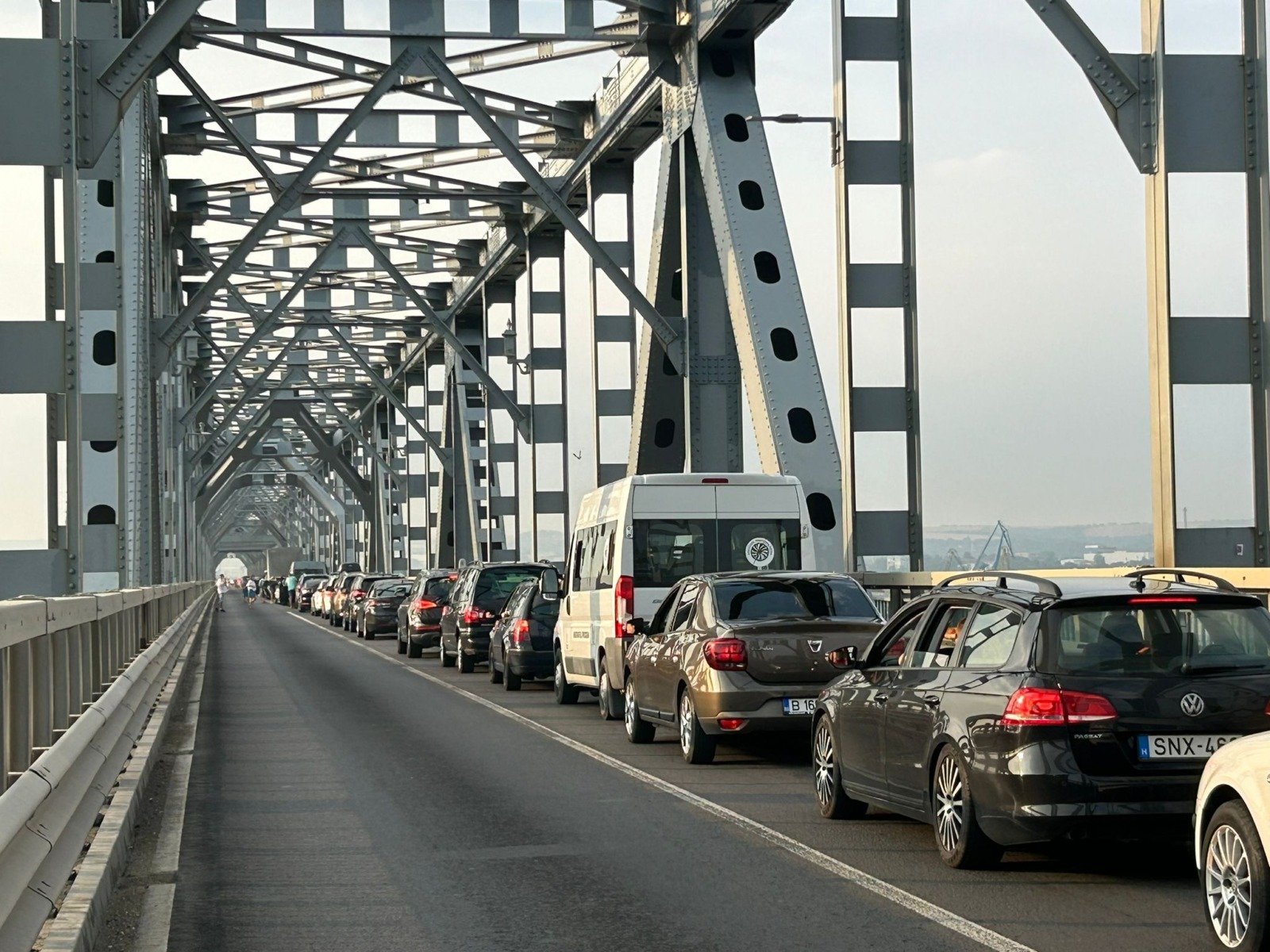 Autoritățile româneul se pregătesc pentru fluxul de turiști: măsuri pentru fluidizarea traficului pe podul Giurgiu–Ruse Odată cu apropierea vacanței de schi pentru elevi și a perioadei estivale, traficul rutier în zona de frontieră dintre România și Bulgaria se intensifică semnificativ