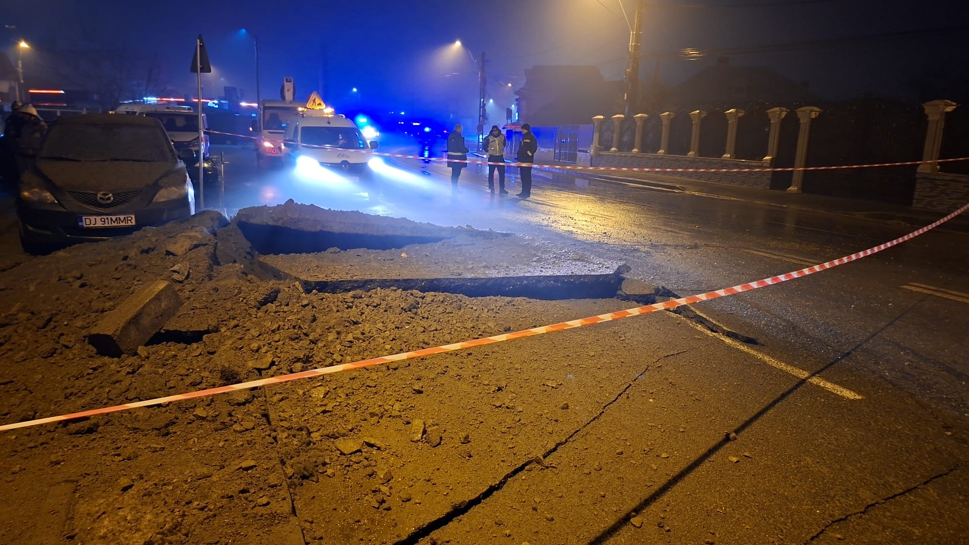 Criza gazului în centrul Craiovei: șocați, locatarii evacuate în urma unei avarii semnificative la conductă O situație de urgență destabilizează în aceste momente bulevardul Nicolae Romanescu din Craiova, după ce o avarie majoră la o conductă de gaz a declanșat evacuarea promptă a locuitorilor din zonă