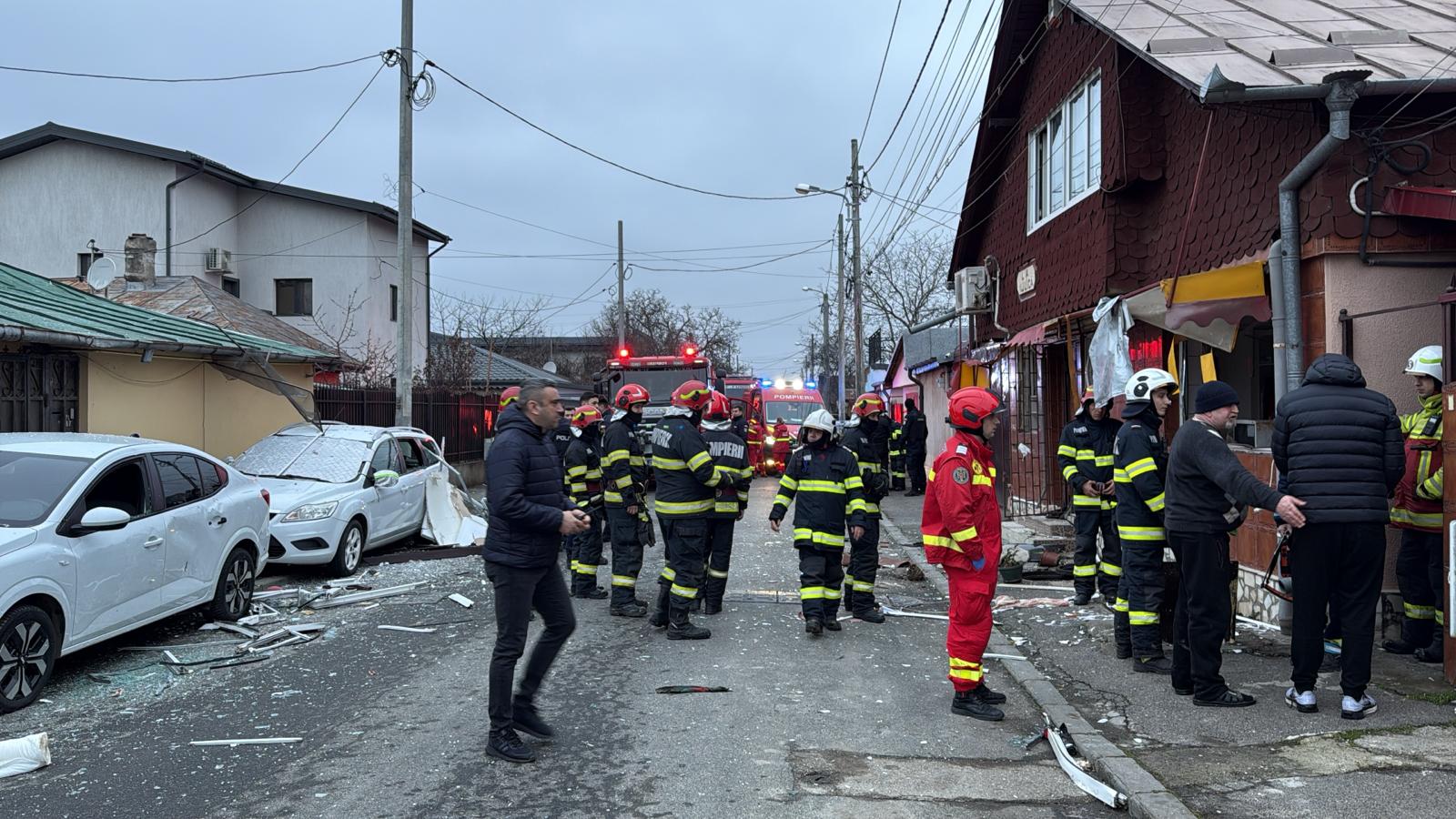 Explozie violentă în sectorul 2 al Capitalei, urmată de evacuări și pagube materiale semnificative Un eveniment neprevăzut a zguduit sâmbătă dimineața liniștea quietă a sectorului 2 din București, când o explozie a avut loc într-o gospodărie de pe strada Serg