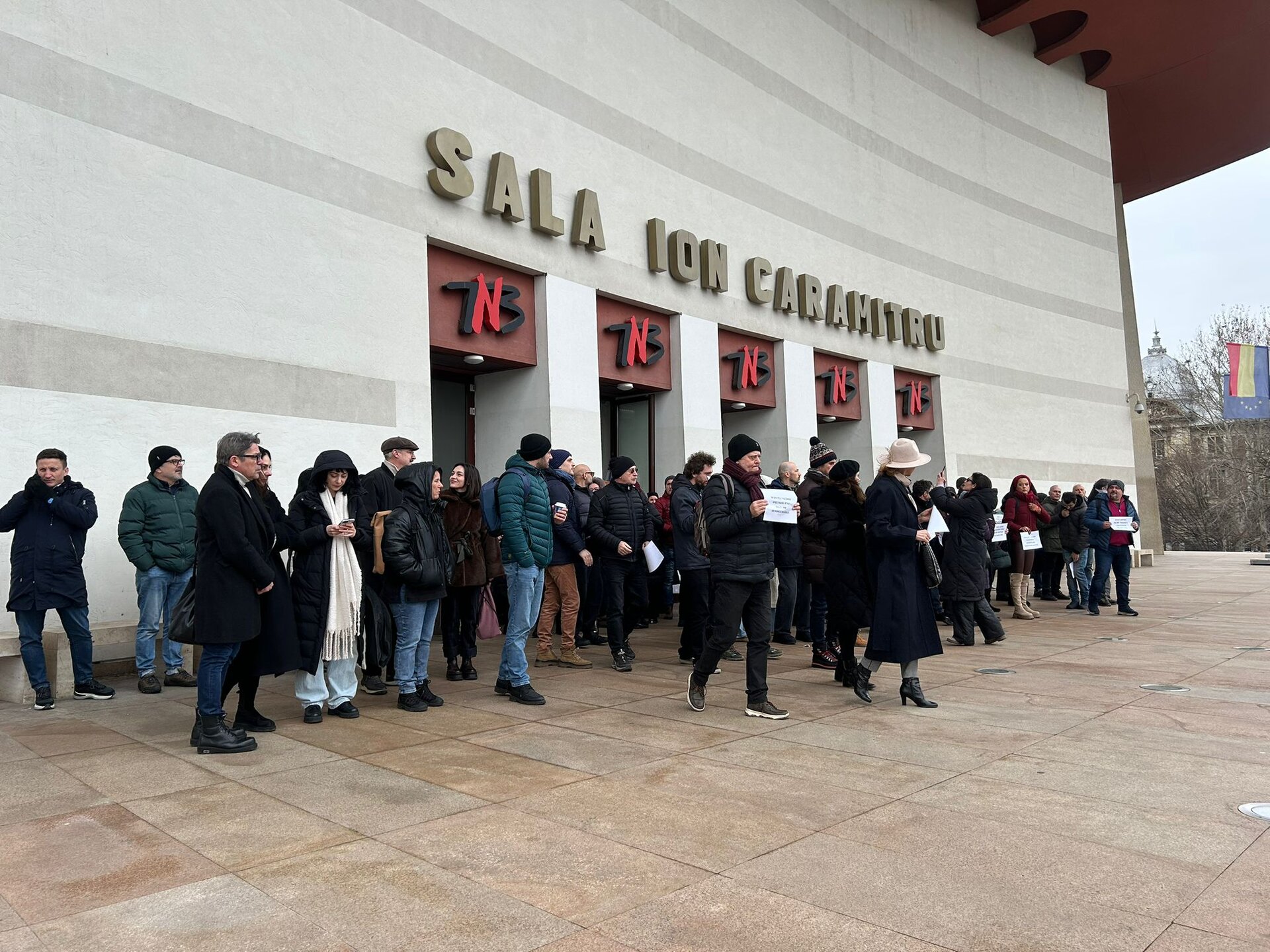 Actorii teatrului național au ieșit în stradă marți, într-un protest neașteptat, în fața clădirii TNB, pentru a-și exprima nemulțumirea față de o circulară emisă recent de Ministerul Culturii