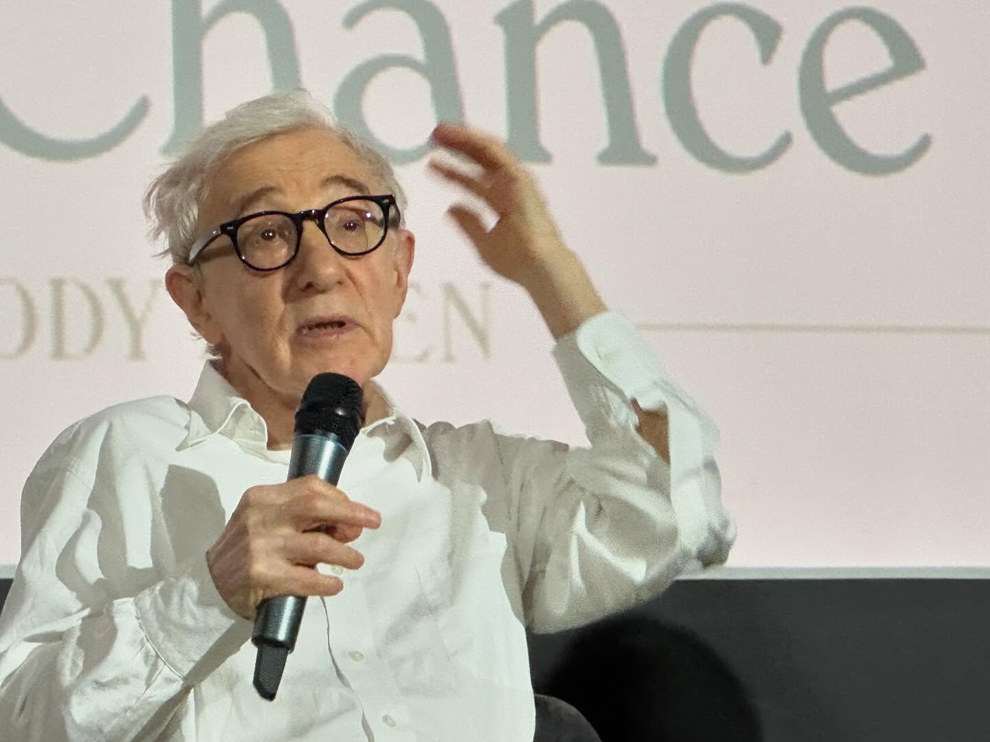 Woody Allen, unul dintre cei mai cunoscuți și controversați regizori din Hollywood, se află din nou în centrul atenției, după ce noi probe și documente culese din arhivele judiciare au ieșit la iveală, reluând discuția despre apropierea sa de figura controversată Jeffrey Epstein
