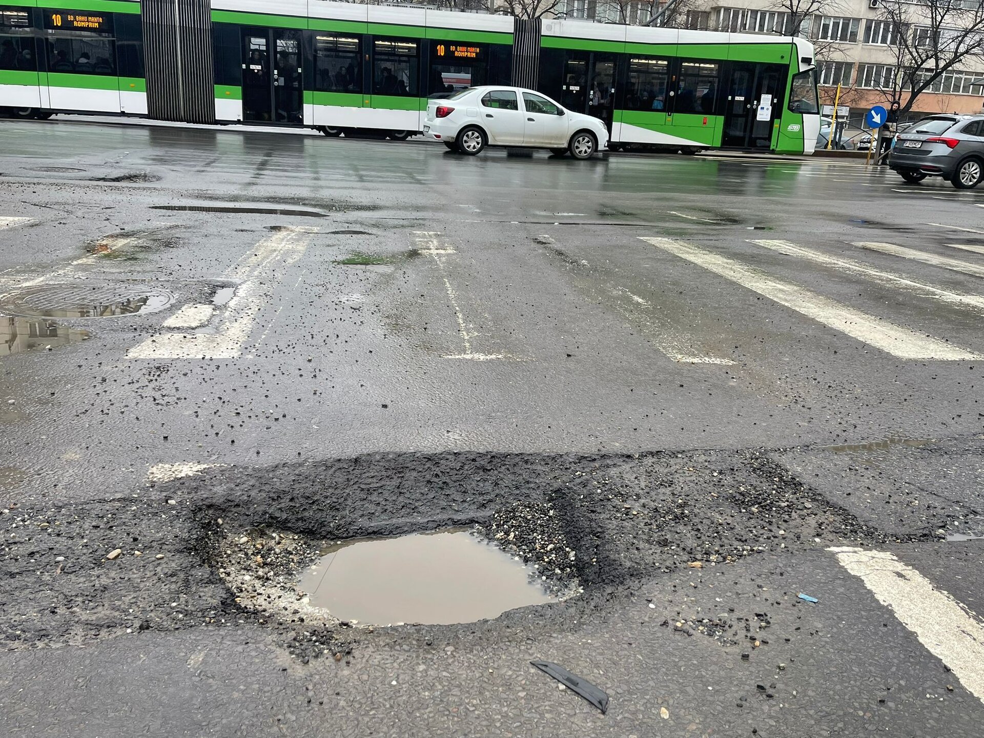 Primăria Capitalei, recent amendată pentru lipsa întreținerii drumurilor publice, a primit aproape șase mii de euro drept sancțiune, după controale efectuate de Poliția Rutieră