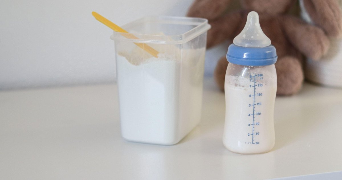 Alerta alimentară: mai multe tipuri de lapte praf pentru sugari, retrase din magazine Autoritățile române au emis o alertă alimentară după ce s-au descoperit riscuri de contaminare cu o toxină periculoasă în mai multe produse de lapte praf pentru sugari