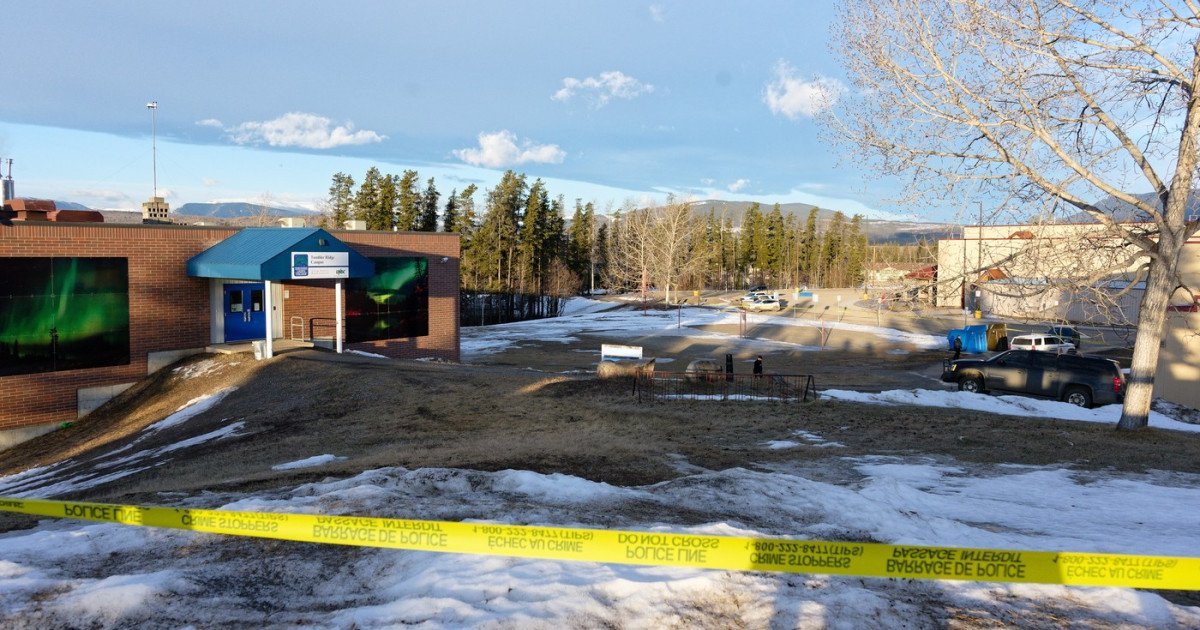 Masacrul din Tumbler Ridge: O tragedie șocantă ce a lăsat în urmă nouă morți Poliția canadiană a confirmat că suspectul incidentului tragic de la Tumbler Ridge, unde au decedat nouă persoane, este o femeie transgender în vârstă de 18 ani