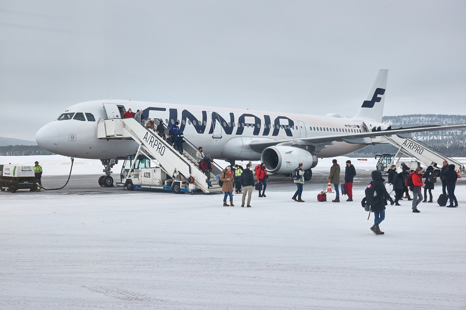 Zăpada a perturbat traficul aerian de la Aeroportul Otopeni, în această dimineață, afectând mai multe zboruri programate să decoleze sau să aterizeze pe aeroportul din Capitală