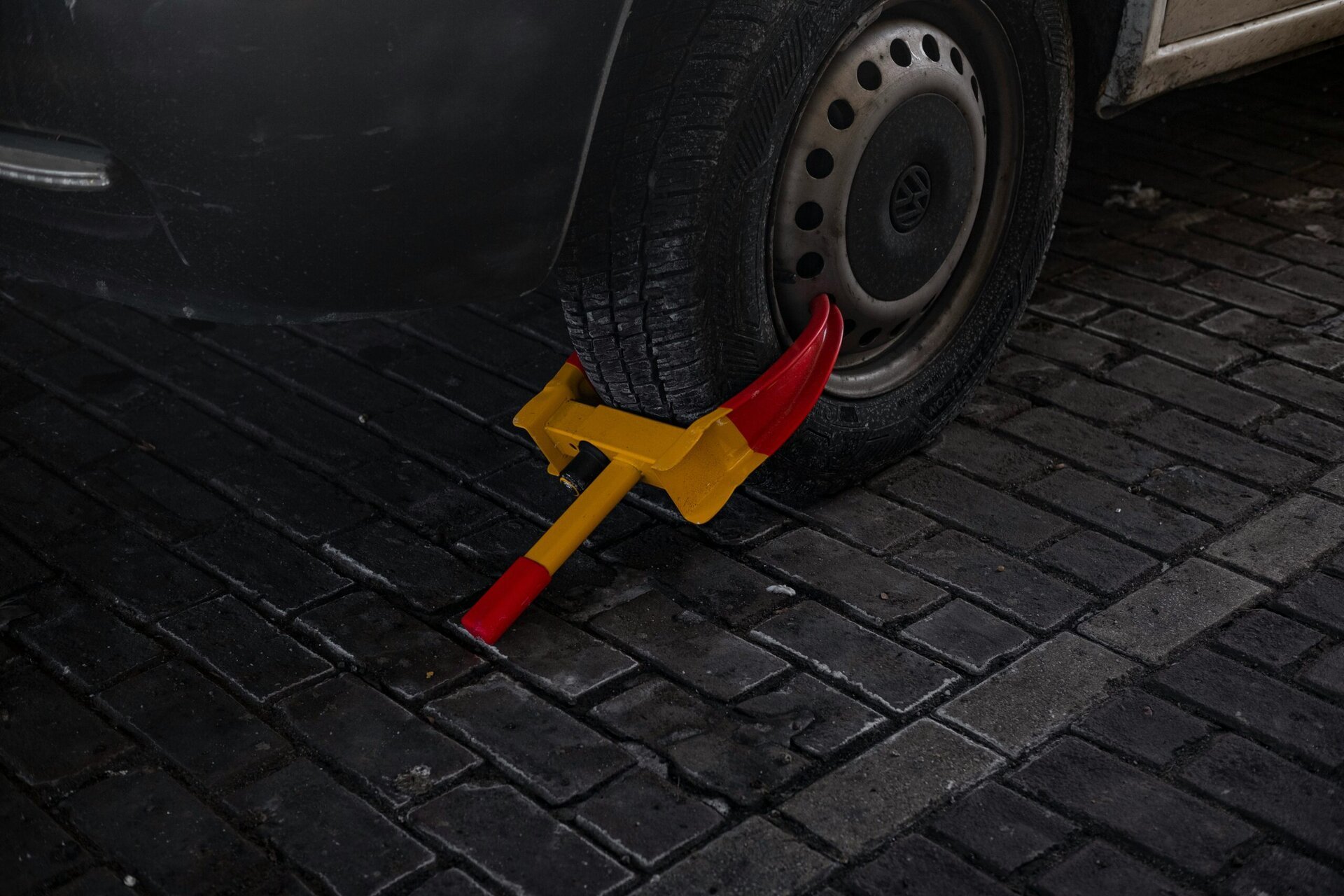 Primăria Sectorului 4 a dat startul unui nou proiect de întreținere și reparații pentru dotările de parcare utilizate pentru blocarea vehiculelor parcate ilegal
