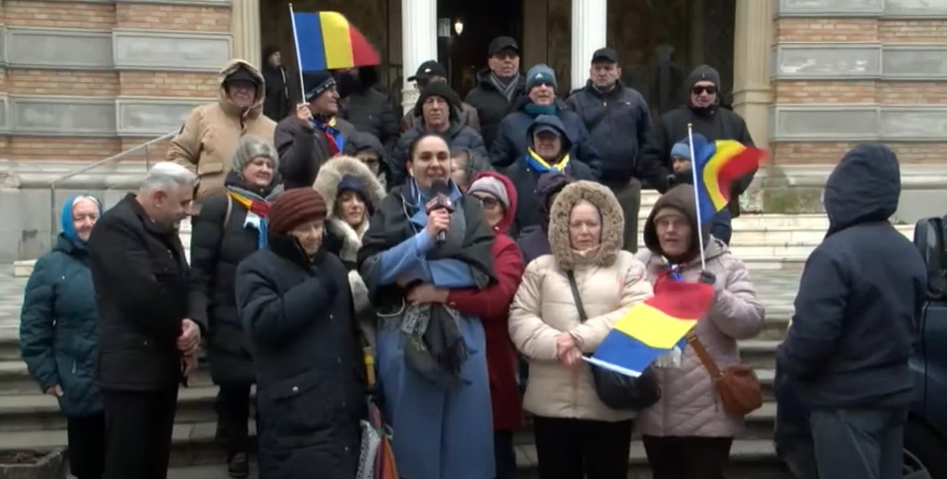 Număr redus de susținători în fața Arhiepiscopiei Tomisului, în semn de protest față de acuzațiile aduse fostului candidat prezidențial Călin Georgescu Un număr restrâns de persoane s-a strâns marți pe scările Arhiepiscopiei Tomisului pentru a manifesta solidaritate cu Călin Georgescu, fost candidat la alegerile prezidențiale din 2024, acuzat recent de autorități pentru acte care ar putea compromite stabilitatea statului român