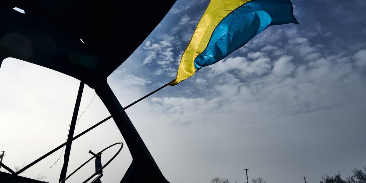 armata-ucraina-razboi-rusia-populatie-civila-civili-tancuri-bombardamente2-steag-flag.jpg - ReporterUrban