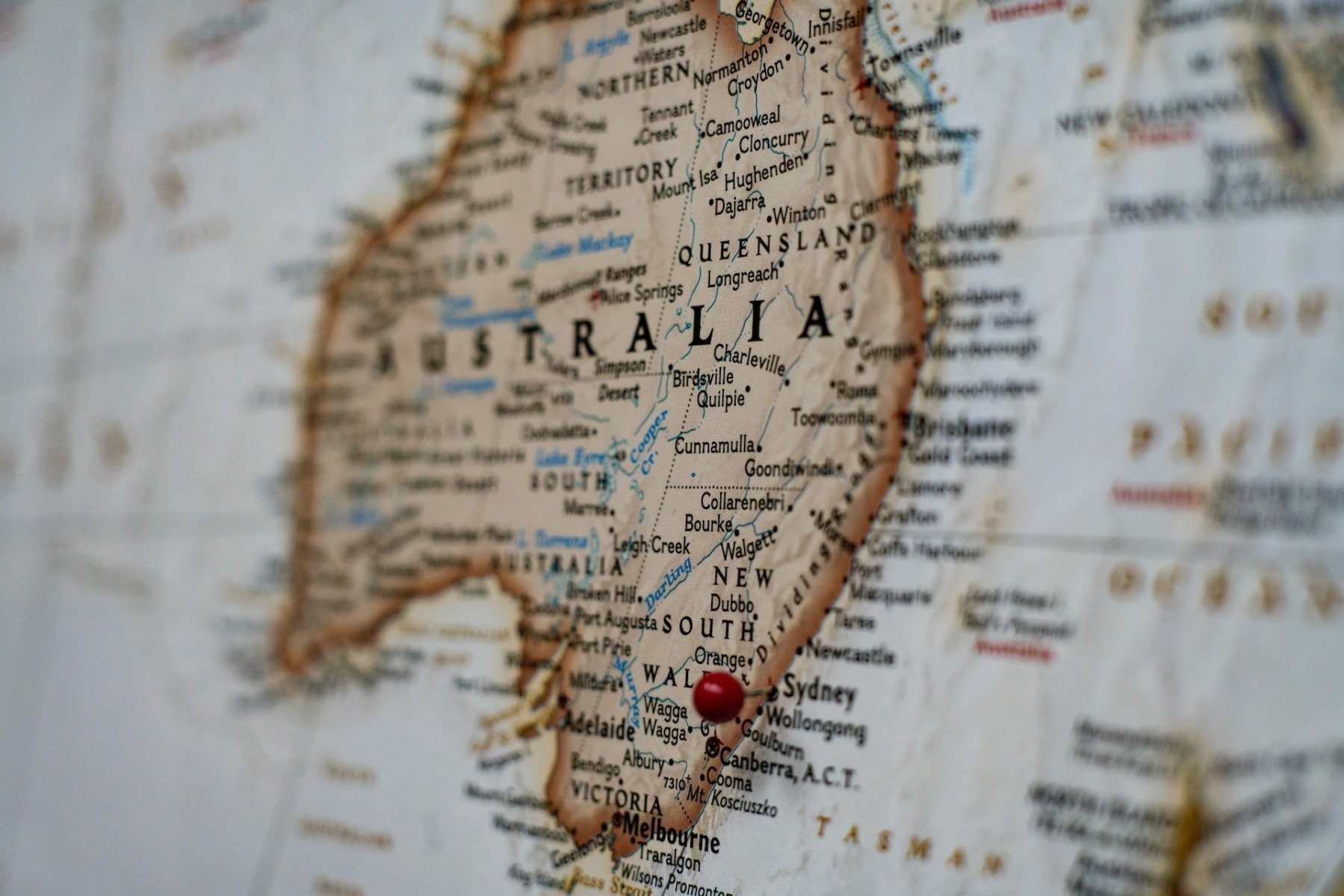 Parlamentul Australiei a aprobat oficial o lege care limitează accesul minorilor la platformele sociale, stabilind o vârstă minimă de 16 ani pentru utilizarea anumitor servicii online