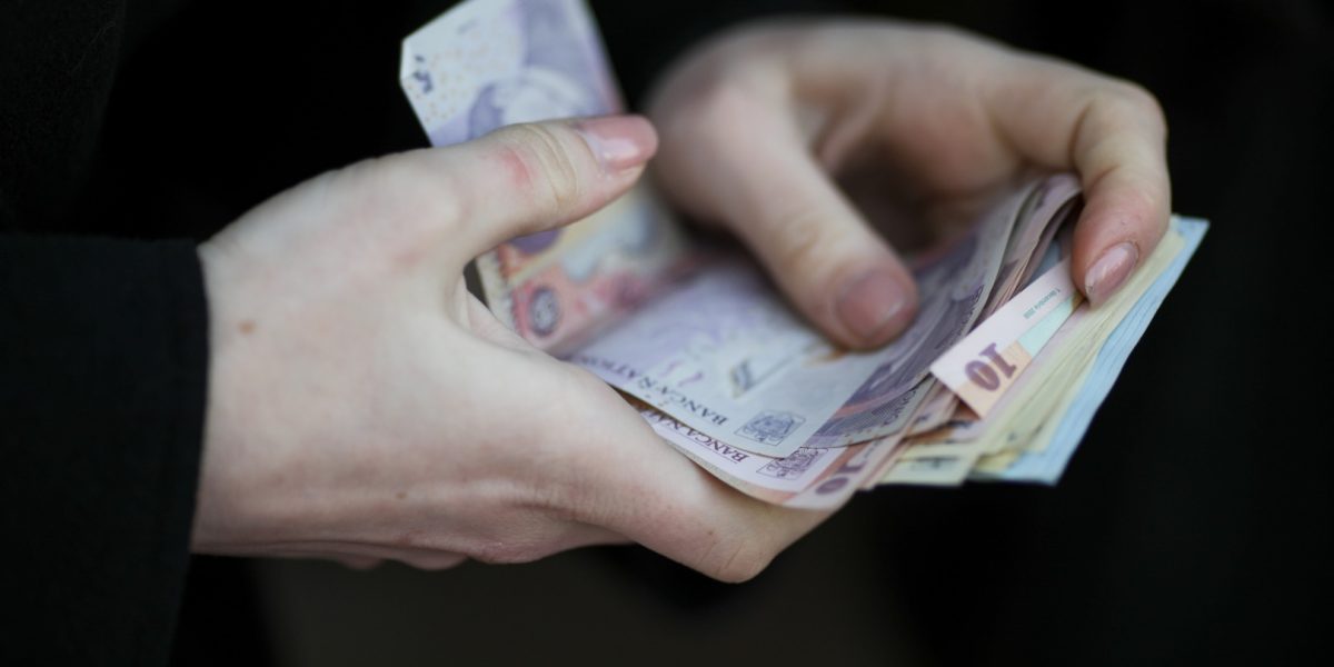 bani-lei-bancnote-cash-numerar-Sursa-foto-Inquam-Photos-Octav-Ganea-2.jpg - ReporterUrban