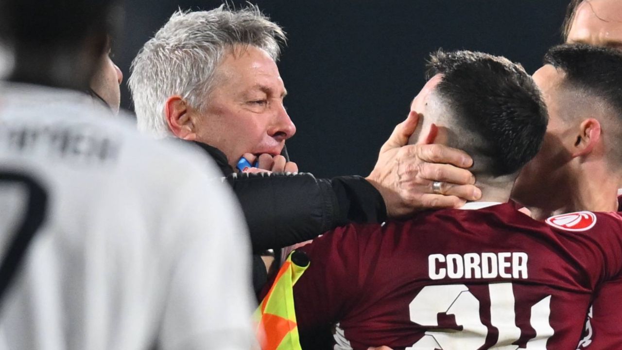 Incidente după derby-ul din Cluj: CFR reacționează CFR Cluj a reacționat rapid după incidentele neplăcute petrecute la finalul derby-ului cu U Cluj, un meci electrizant încheiat cu victoria echipei din Gruia, scor 3-2