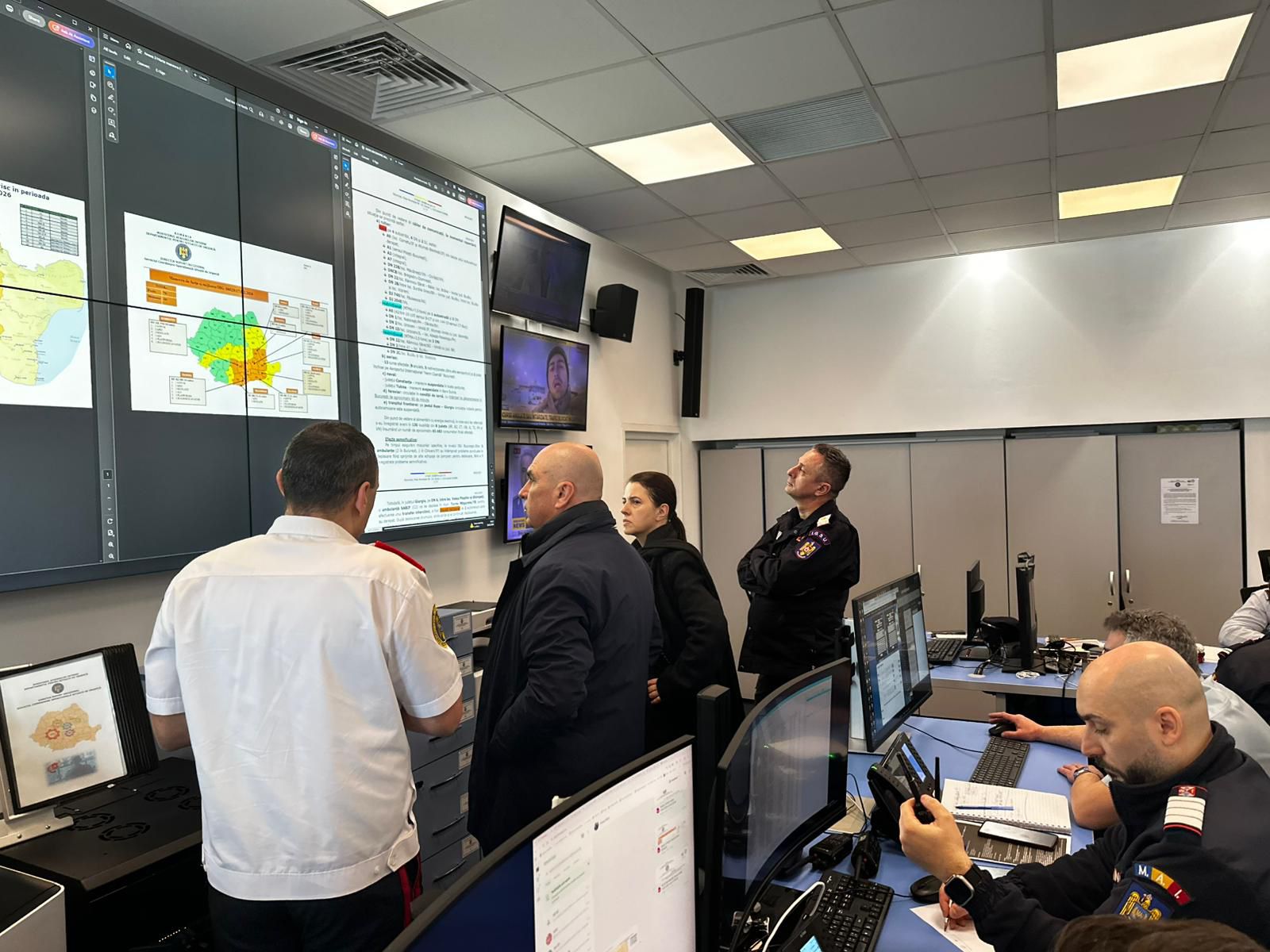 Premierul României, Ilie Bolojan, s-a deplasat miercuri dimineață la Centrul Național de Conducere Integrată al Ministerului Afacerilor Interne (MAI), într-un context tensionat cauzat de fenomenele meteorologice extreme care au afectat recent întreaga țară