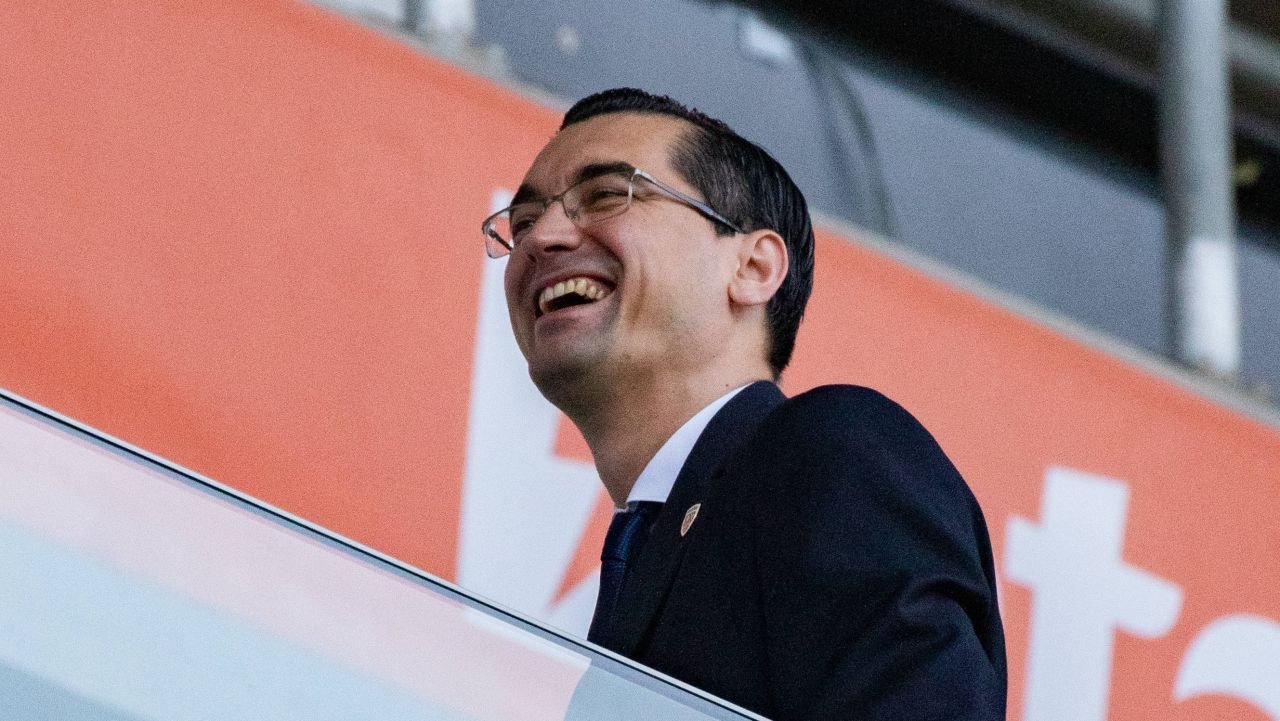 Criză la FRF: Selecționerul, din nou internat în spital Agitație și incertitudine la Federația Română de Fotbal (FRF), după ce selecționerul naționalei a fost internat din nou din cauza unor probleme grave de sănătate