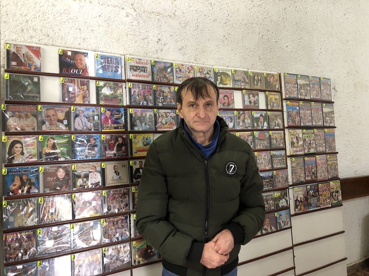 Un colț de autenticitate în centrul Sibiului: mica vânzare de CD-uri din fostul Magazin Universal La baza unei clădiri emblematice a orașului Sibiu, fostul Magazin Universal construit în timpul regimului comunist și predat astăzi pentru alte scopuri, păstrează o poveste aproape nostalgic-o nostalgie muzicală