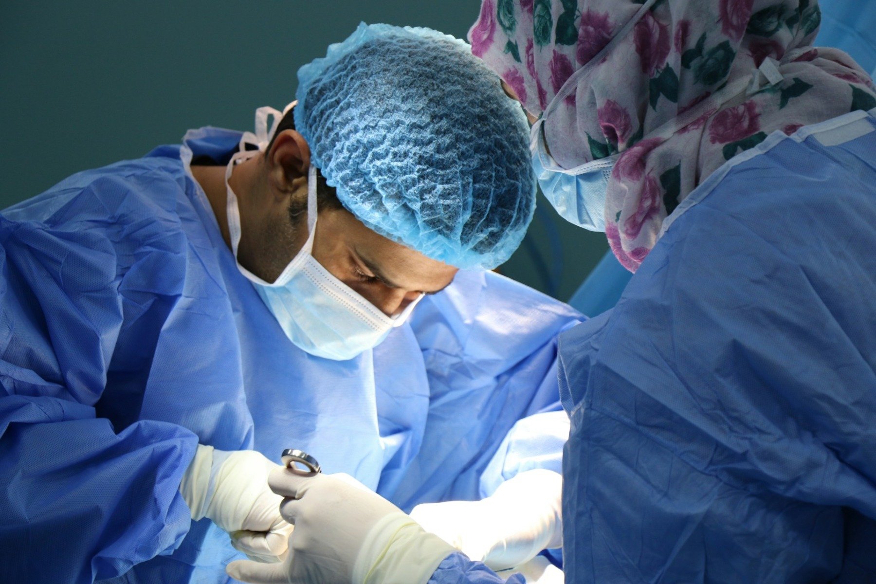 Târgu Mureș, scena unui transplant remarcabil: un bărbat salvat după trei stopuri cardio-respiratorii Un caz medical de o complexitate excepțională a fost rezolvat recent la Târgu Mureș, unde un bărbat de 48 de ani, aflat în stare deosebit de critică, a beneficiat de un transplant de inimă, salvându-i viața după ce a suferit trei stopuri cardiorespiratorii