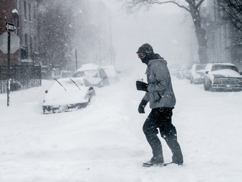 După weekendul marcat de temperaturi relativ blânde, vremea din România ia o turnură bruscă, aducând ger, zăpadă și viscol, după cum anunță Administrația Națională de Meteorologie (ANM)