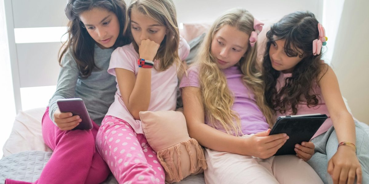 copii-telefon-mobil-retele-sociale.jpg - ReporterUrban