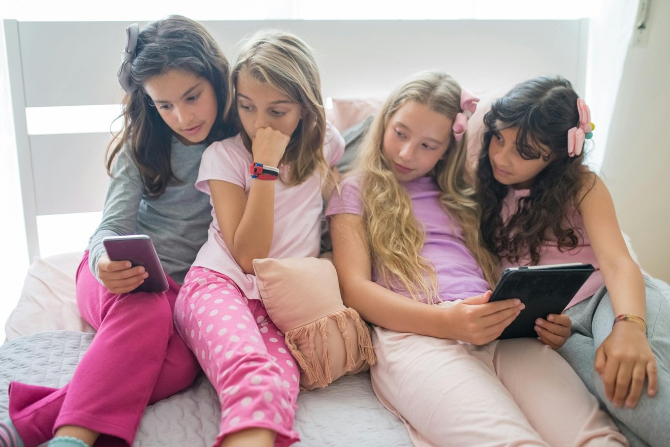 Procesul intentat giganților tech Meta și Google deschide un nou capitol în lupta juridică împotriva impactului social al digitalizării precoce a tinerilor Într-un caz care celebrează totodată temerile tot mai accentuate legate de influența platformelor digitale asupra sănătății mintale a copiilor, două dintre cele mai mari companii tehnologice din lume, Meta (fosta Facebook) și Google (deținătoarea YouTube), sunt puse sub acuzare într-un proces care a început luni în California
