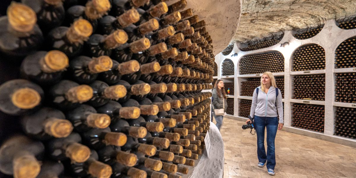 crama-moldova-sticle-cu-vin.jpg - ReporterUrban