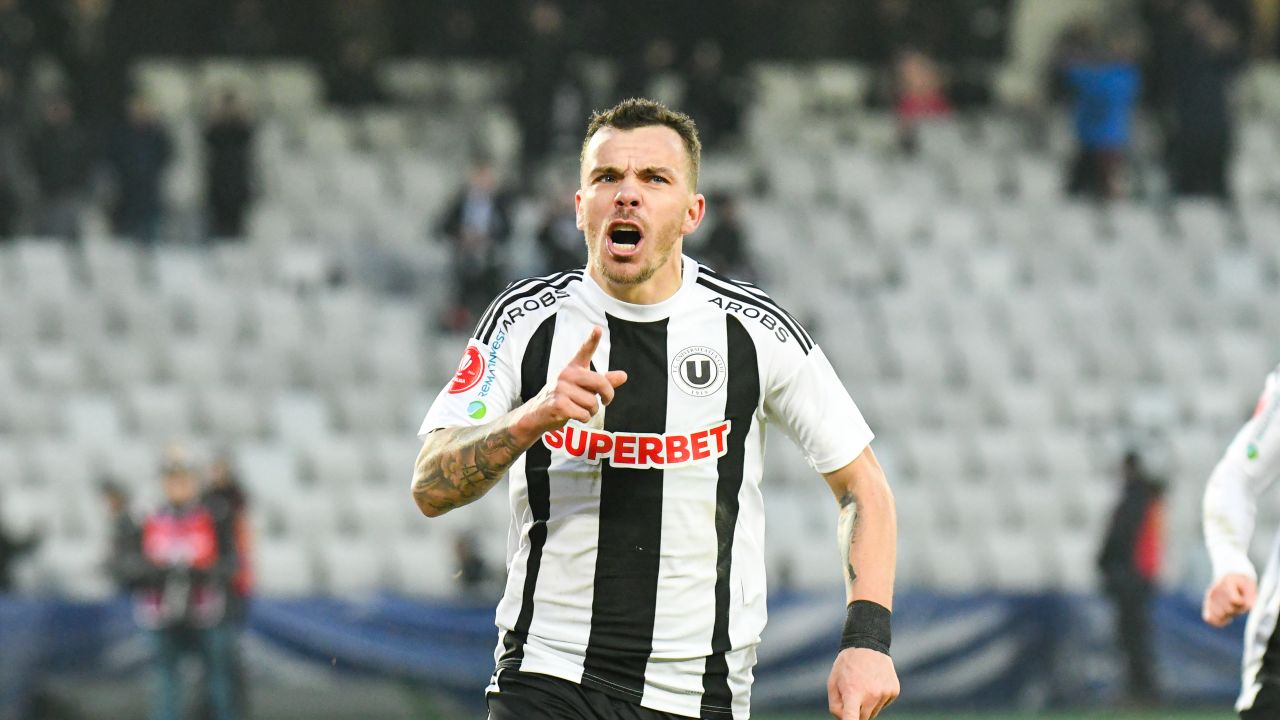 Duel decisiv pentru play-off: Dan Nistor își pune echipa pe harta competiției Într-o atmosferă electrizantă, echipele din Liga 1 se pregătesc pentru un meci cu o miză enormă, iar Dan Nistor, veteranul formației, devine figura centrală în acest duel crucial