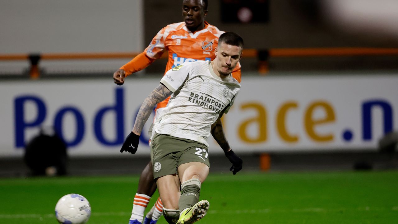 Dennis Man strălucește din nou la PSV Eindhoven Dennis Man, jucătorul român de 27 de ani, a adăugat încă un capitol impresionant în cariera sa, reușind să marcheze un nou gol pentru PSV Eindhoven în cadrul campionatului Olandei