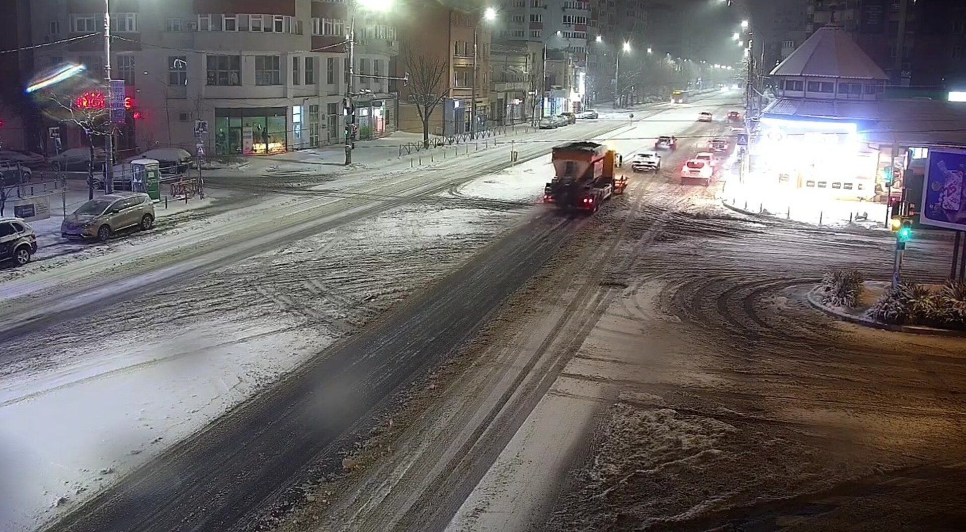 Capitala intră în regim de alertă maximă în această noapte, odată cu anunțarea codului portocaliu de ninsoare, valabil din ora 20:00, și a prognozei alarmante a meteo: stratul de zăpadă ar putea ajunge până la 50 de centimetri în anumite zone ale orașului