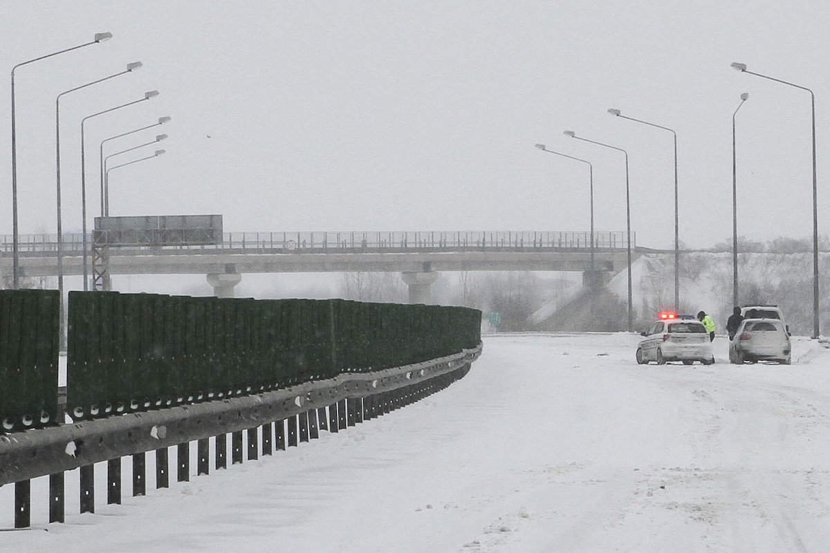 Autostrăzile și drumurile naționale din jurul Bucureștiului sunt deszăpezite în această iarnă de firme cu conexiuni politice solide, multe dintre ele având un trecut controversat sau experiență limitată în gestionarea situațiilor de urgență