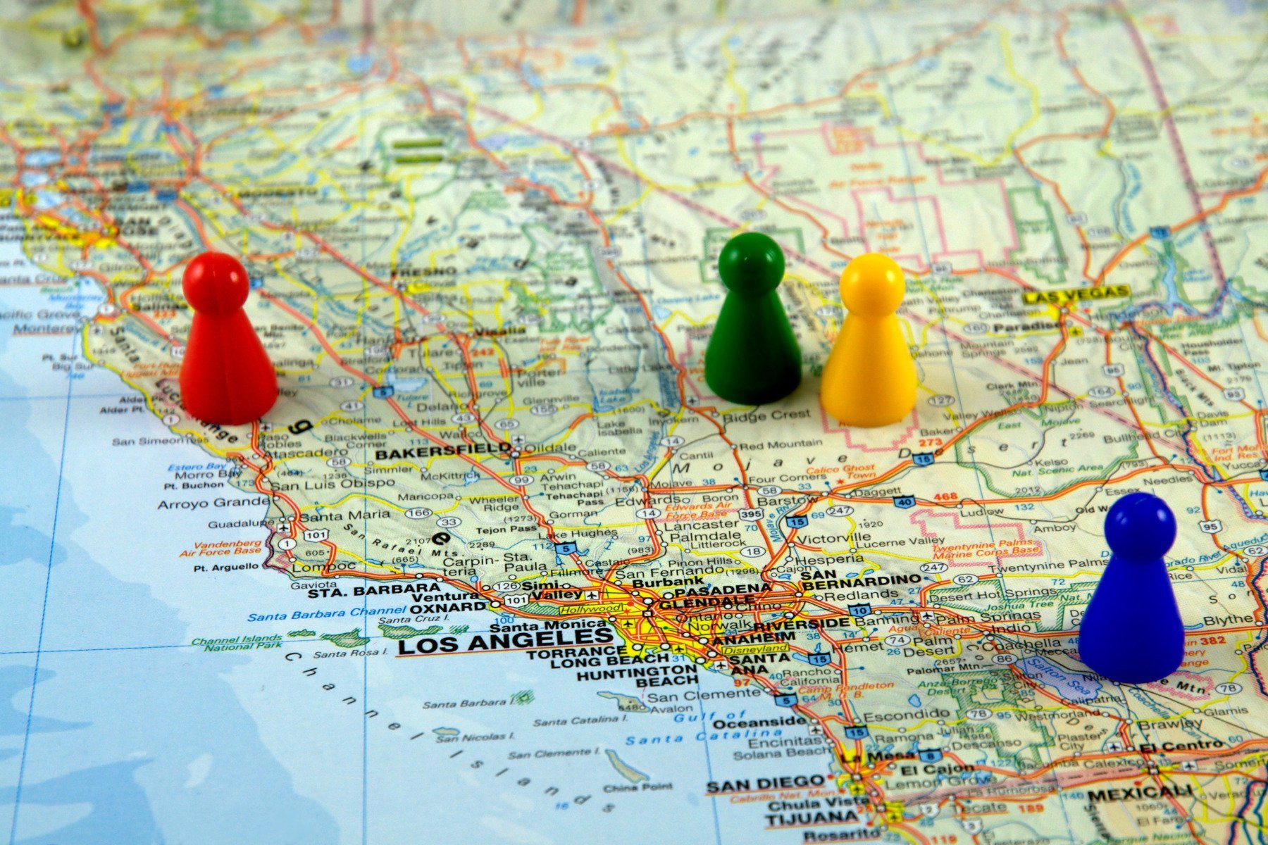Decizia Curții Supreme a SUA de a autoriza utilizarea noii hărți electorale din California a stârnit un val de reacții și controverse în contextul politicii americane din preajma alegerilor de jumătate de mandat din 2026
