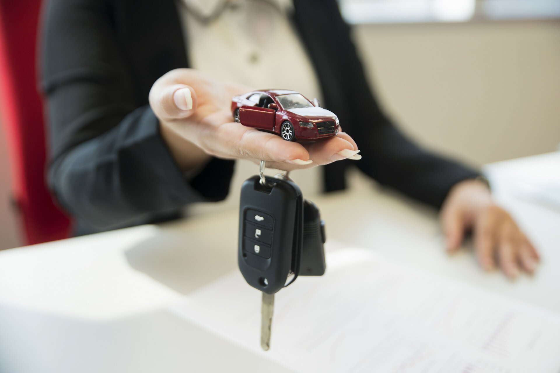 Recesiune abruptă în înmatriculările de autoturisme noi din ianuarie 2026: impact major asupra consumatorilor individuali Luna ianuarie 2026 a marcat o perioadă dificilă pentru industria auto din România, înregistrând o scădere abruptă a înmatriculărilor de mașini noi