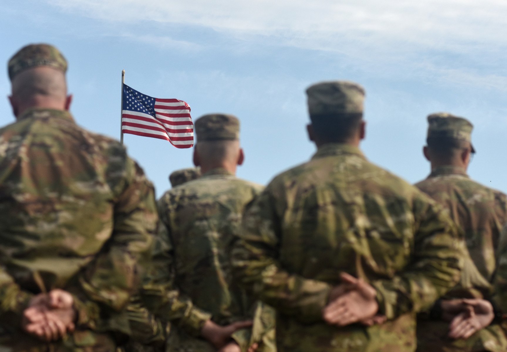 Statele Unite dezmint intențiile de reducere semnificativă a trupelor în Europa, reafirmând angajamentul față de coaliția transatlantică În contextul recentelor tensiuni legate de politica militară americană în Europa, oficialii de la Washington transmit clar liderilor europeni că nu trebuie să se aștepte la reduceri majore ale numărului de militari staționați în continentul european în perioada imediat următoare