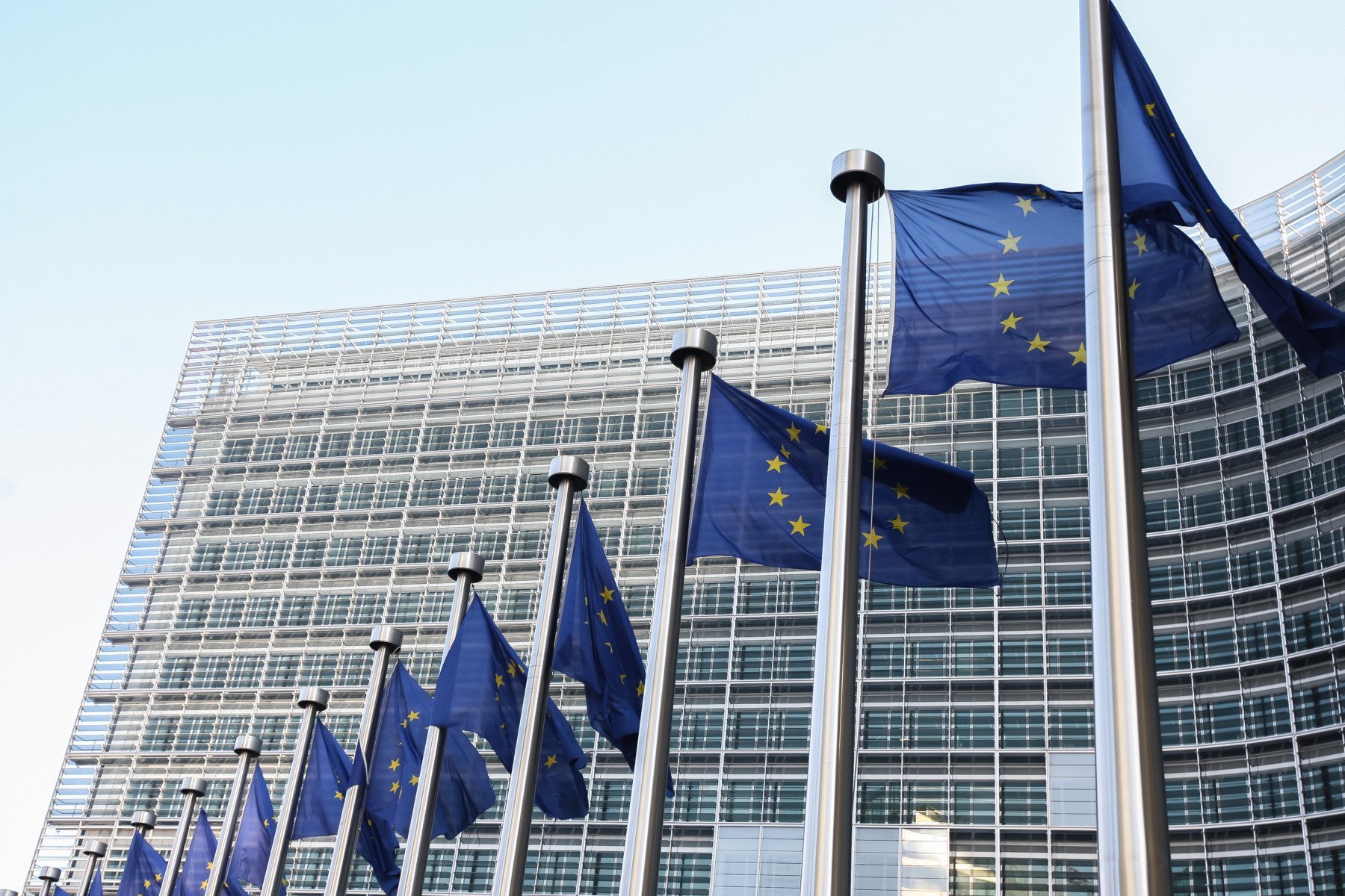 Uniunea Europeană caută soluții pentru o nouă finanțare a sectorului apărării, după ce programul inițial de împrumuturi de 150 miliarde de euro s-a suprasubscris, indicând interesul crescut al statelor membre pentru consolidarea capacităților de apărare în contextul tensiunilor geopolitice și al instalării unui climat de incertitudine