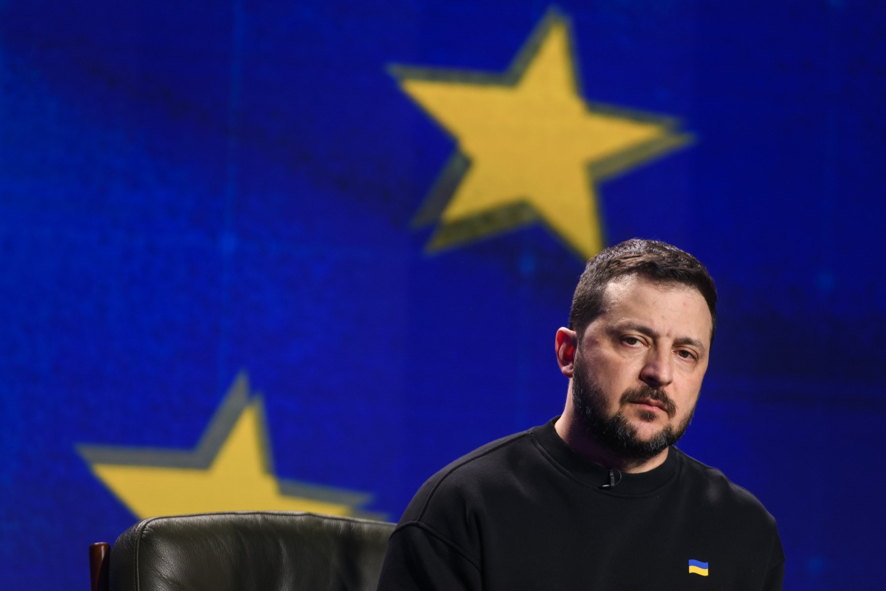 Zelenski cere un calendar clar pentru aderarea Ucrainei la UE în eventualitatea unui armistițiu Președintele Ucrainei, Volodimir Zelenski, a reiterat recent cererea ca orice acord de pace pentru încetarea conflictului ruso-ucrainean să includă un calendar precis pentru aderarea țării sale la Uniunea Europeană