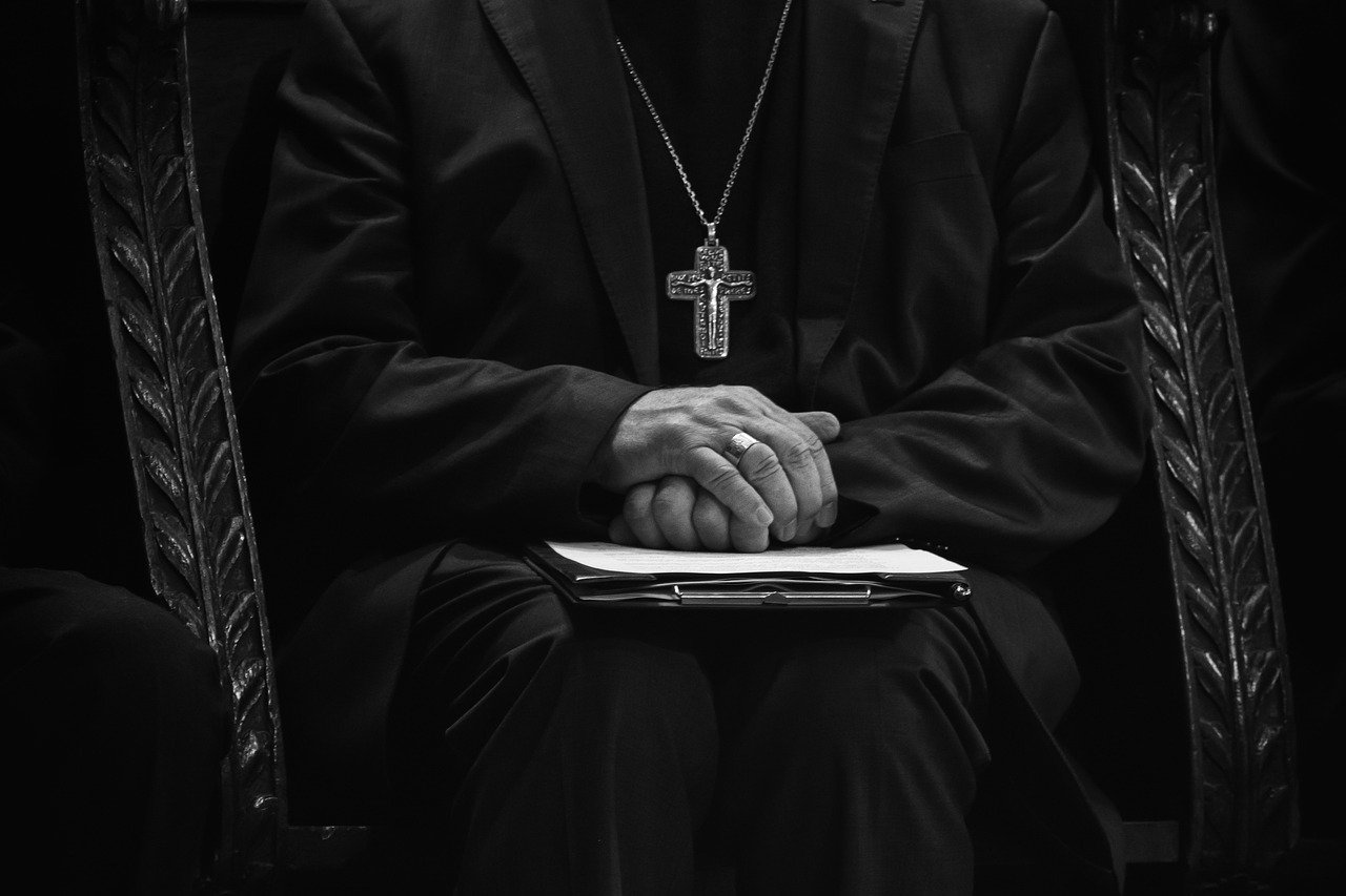 Episcop catolic din Polonia, adus în fața justiției pentru întârzierea denunțării abuzurilor sexuale asupra minorilor Un moment de cumpănă pentru Biserica Catolică din Polonia survine după ce episcopul Andrzej Jez, unul dintre cei mai înalți ierarhi din dioceza Tarnow, s-a prezentat miercuri în fața instanței, fiind acuzat de întârzierea relatarilor privind abuzurile sexuale comise de preoți asupra copiilor